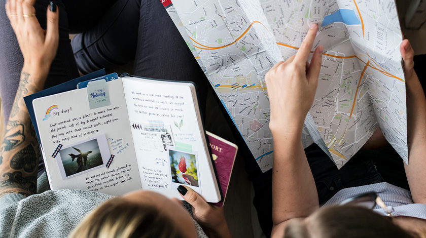 Coppia sistemando il viaggio con un mappa